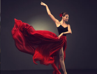 Mujer baila con vestido rojo
