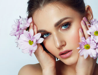 Mujer con ojos maquillados y flores