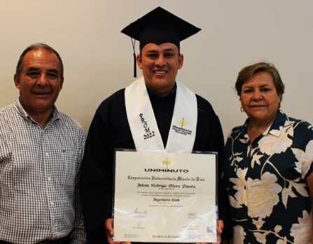 Julián Mora junto a sus padres durante la ceremonia de grado como Ingeniero Civil